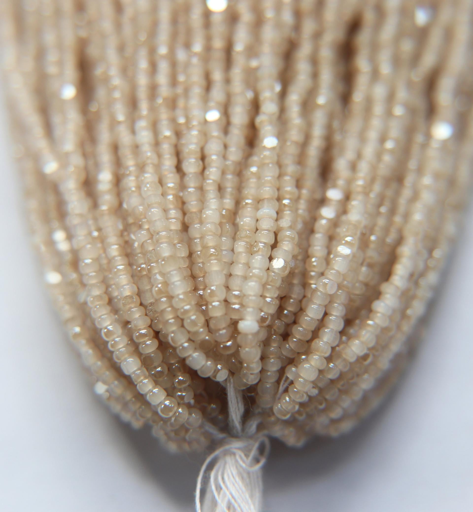 Sheen Charlotte - Honey Opal 11/0 - 1 Hank