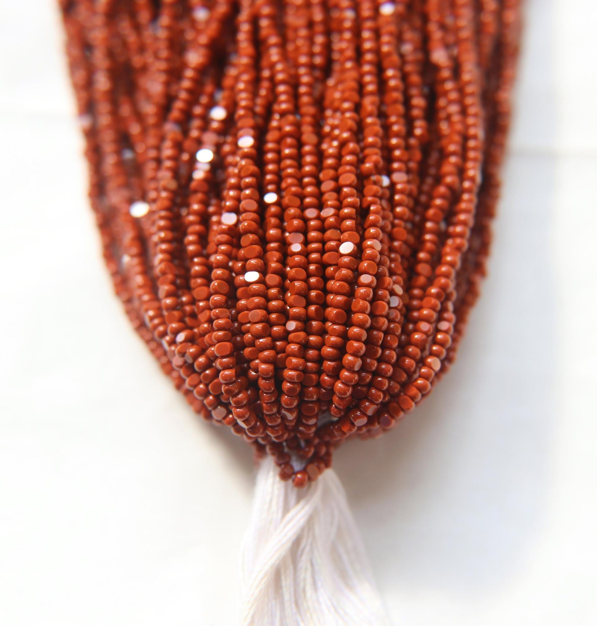 Sheen Charlotte - Op. Med. Brown 11/0 - 1 Hank